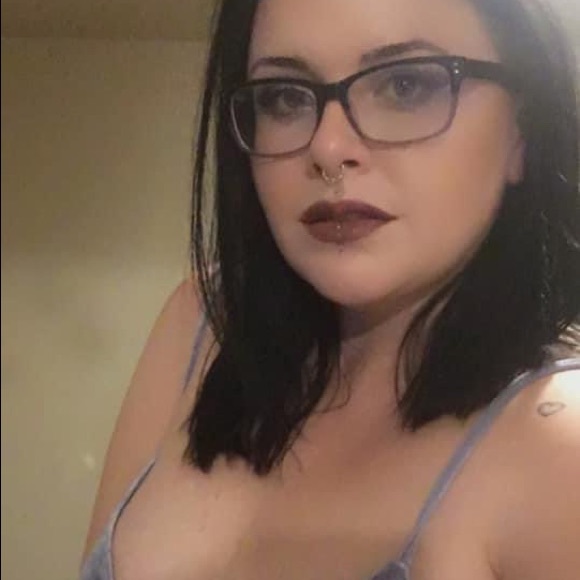 Meet your Posher, Lauren - Picture 2 of 5